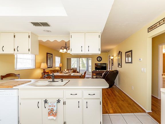 5th image of 12520 Dearborn Dr