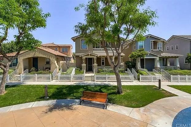 4 bed, 2215 sqft, $3,600 — Photo 2