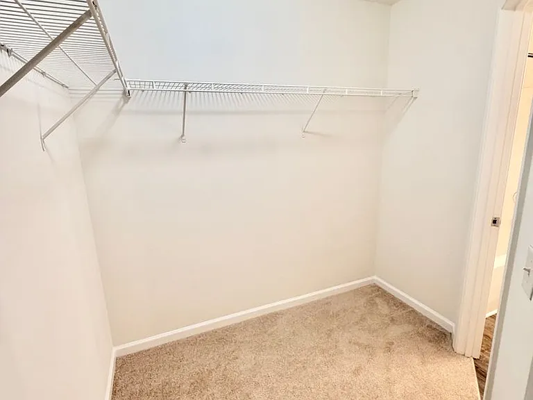 Lakeview Apartments — Photo 16