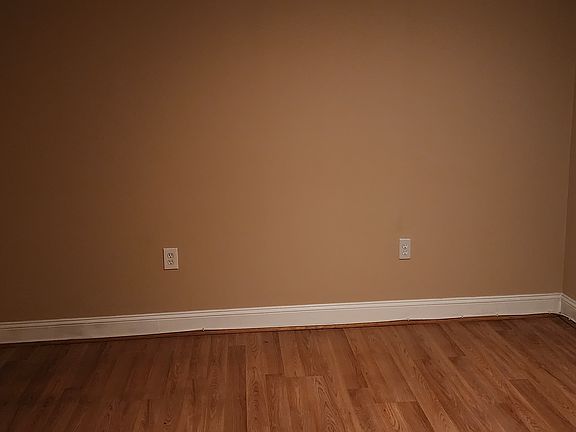 1 Full-sized bedroom.