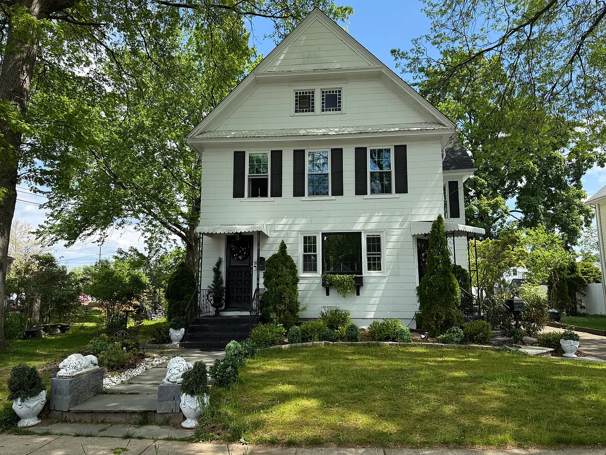 Building Photo - 76 Elm St #2