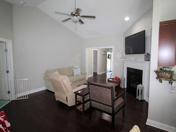3rd image of 4124 Hillard Ln