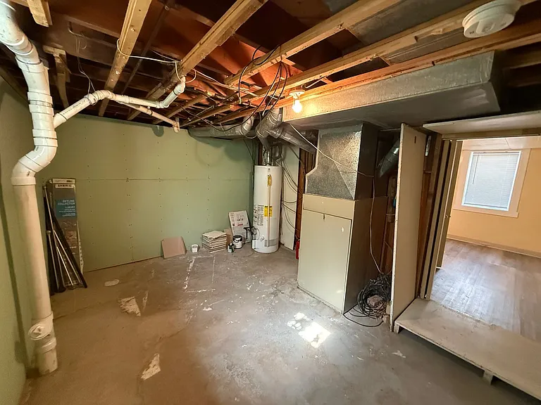 313 W 15th St — Photo 20