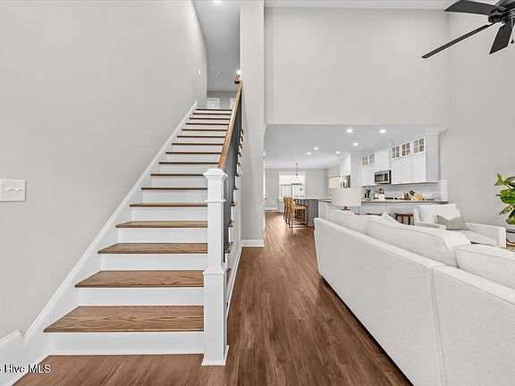 4th image of 105 Sundew Court