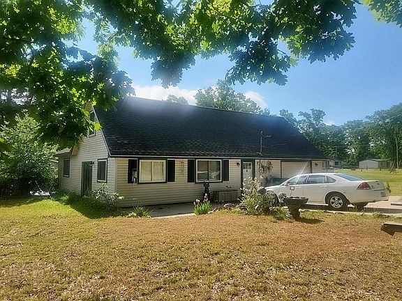 3rd image of 4070 Oakridge Dr