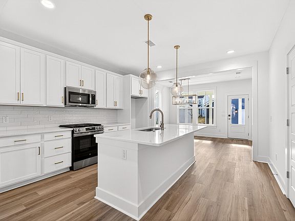 5th image of 747 Blueway Ave