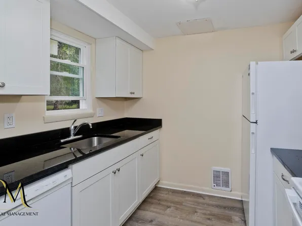 4 Culdaff St #4J, Easthampton, MA 01027