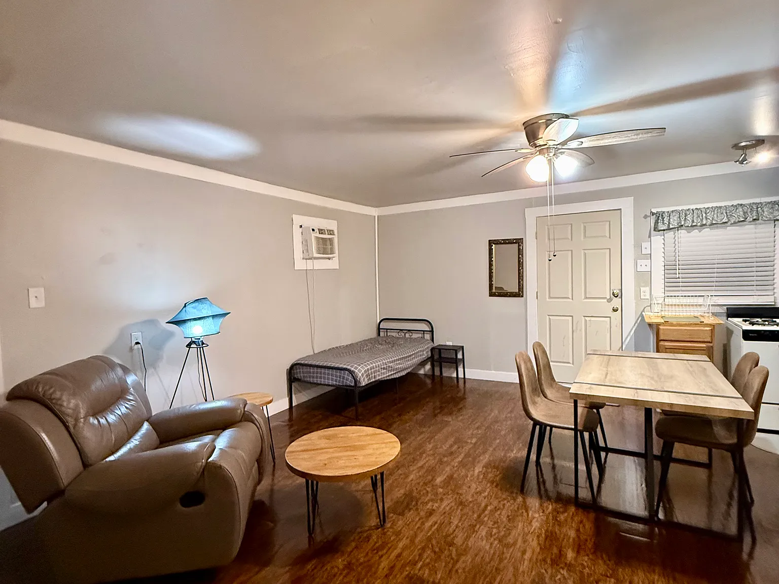 Studio, 400 sqft, $1,200 — Photo 2