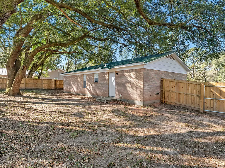 22150 Hill N Dale Dr — Photo 12