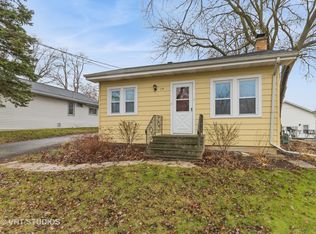 19 S Lake Ave, Fox Lake, IL 60020