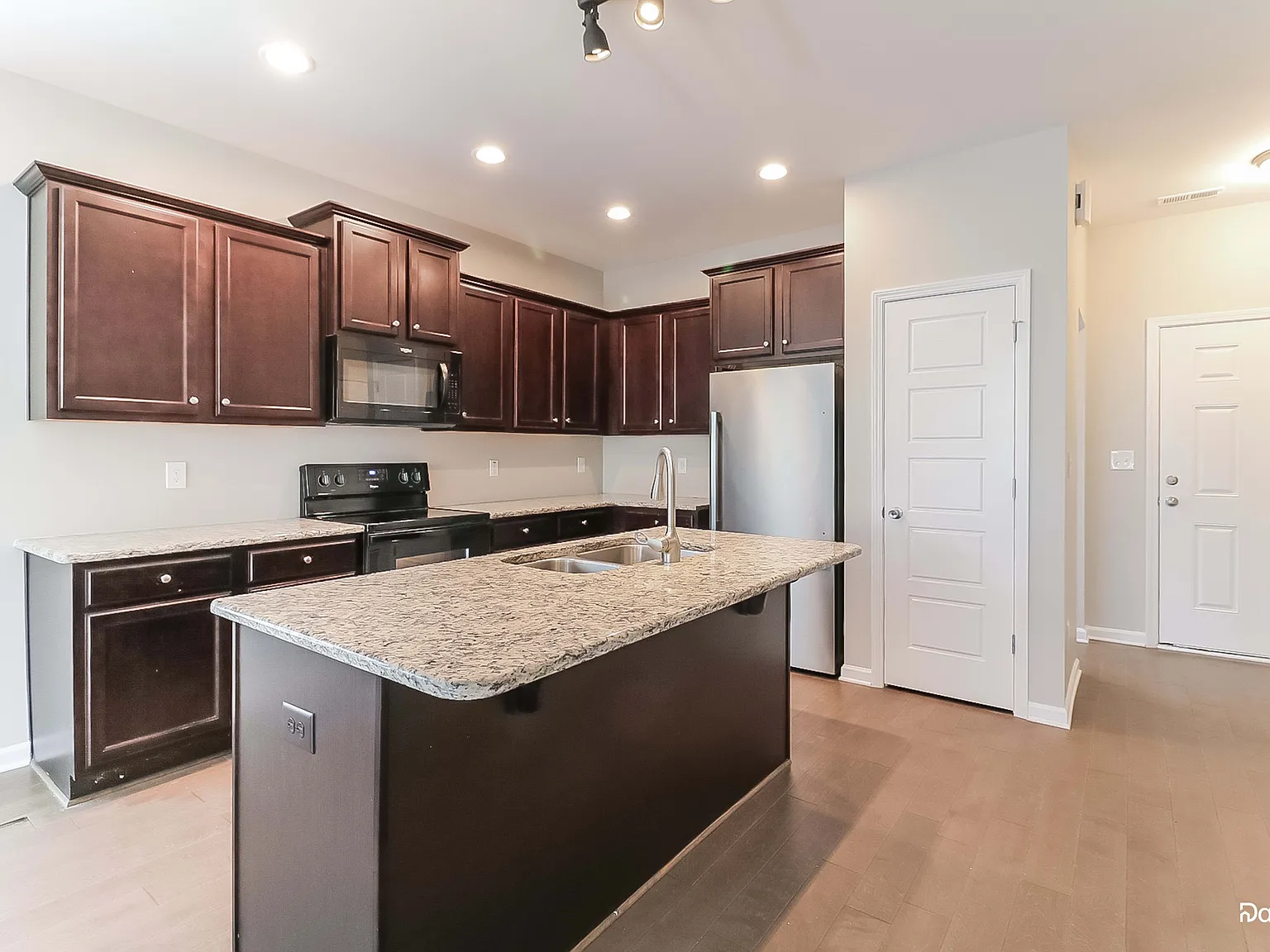 4 bed, 2.5 bath, 1858 sqft, $2,085 — Photo 3