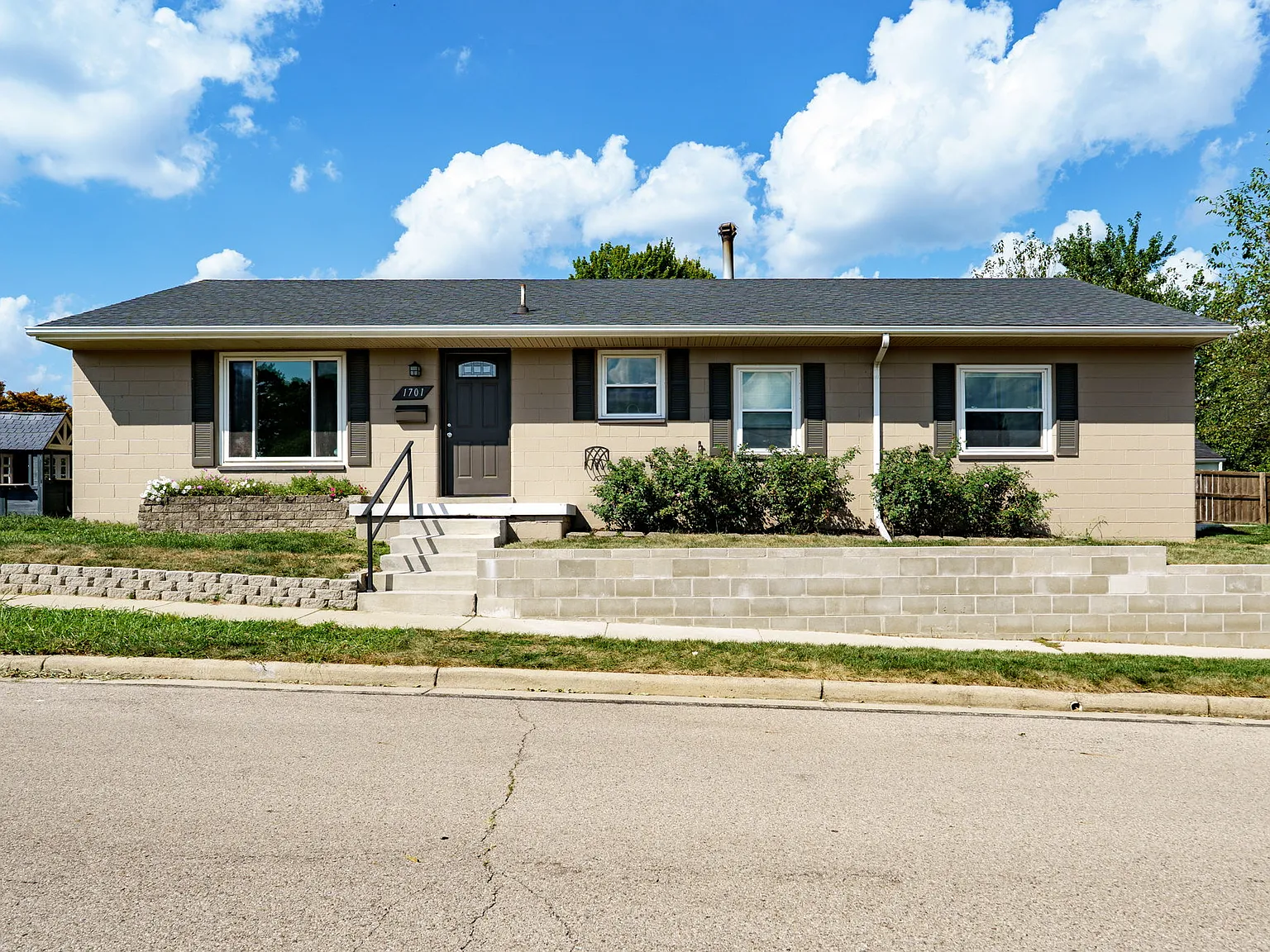 4 bed, 1.5 bath, 1250 sqft, $1,950 — Photo 1