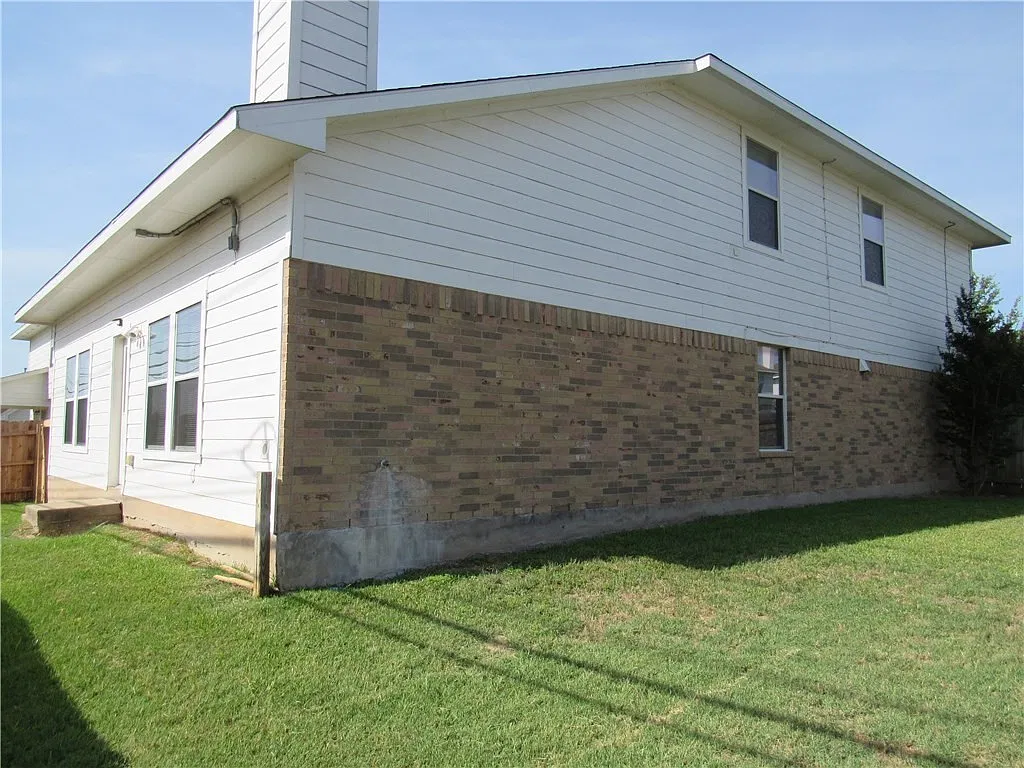 Spacious 4/2.5/2 two story home! — Photo 2