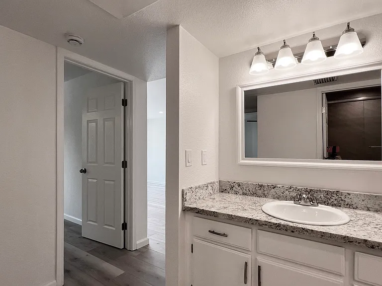 134 S Western Ave #10 — Photo 21