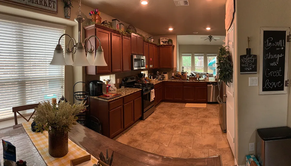 4 bed, 2.5 bath, 2446 sqft, $2,200 — Photo 4