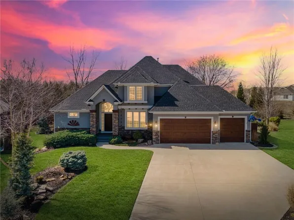 830 Evergreen St, Basehor, KS 66007