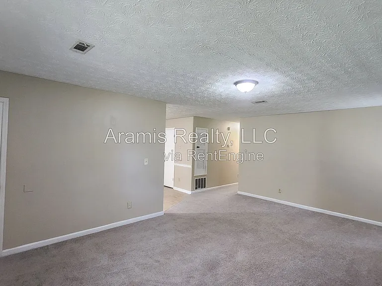 1050 Greendale Ln — Photo 3
