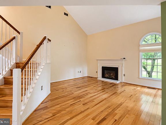 4th image of 1949 Meadow Ln