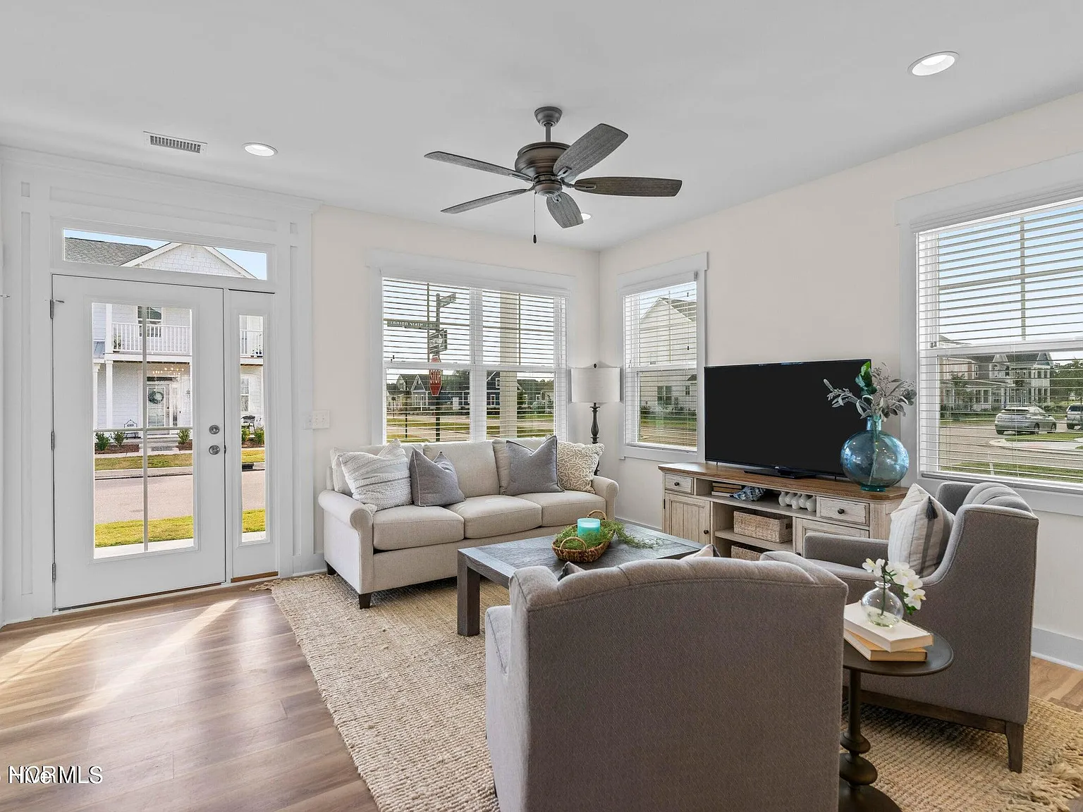 2 bed, 2.5 bath, 1519 sqft, $2,500 — Photo 2
