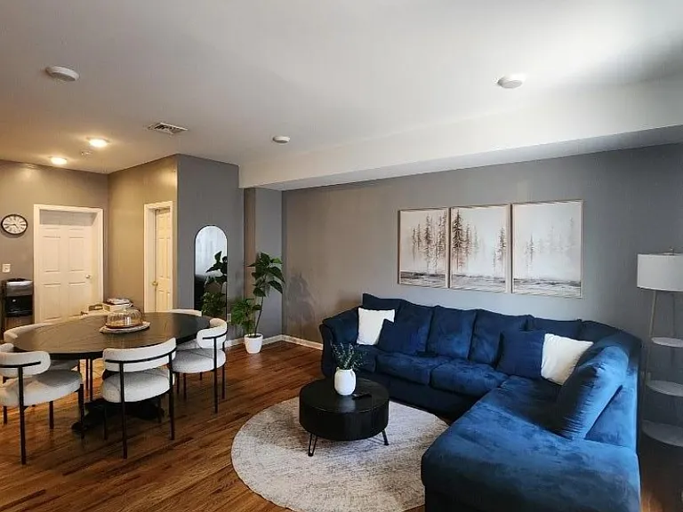 245 W Grand St — Photo 10