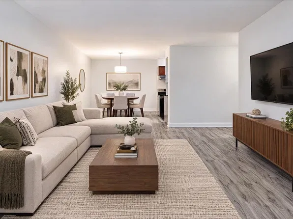 9867 Manchester Dr #419, Burnaby, BC V3N 4P6