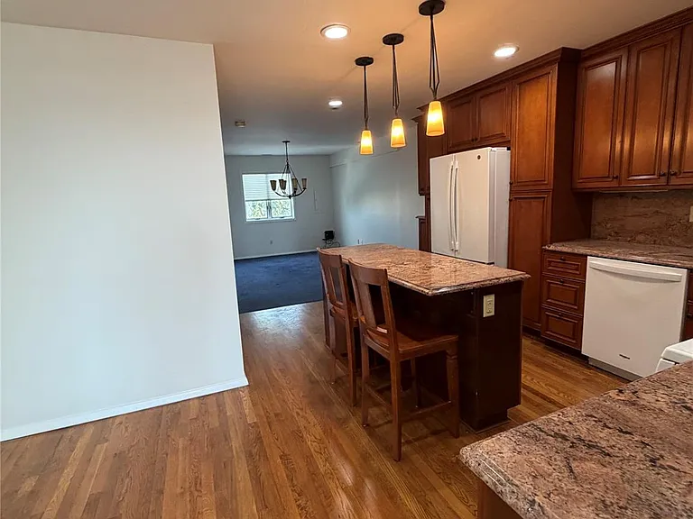 133 W Broadway — Photo 7