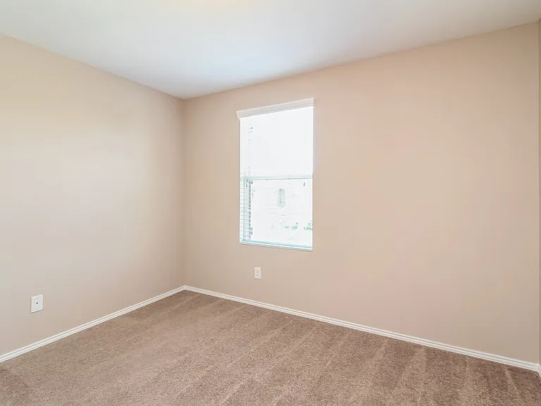 698 Austin Ln — Photo 18