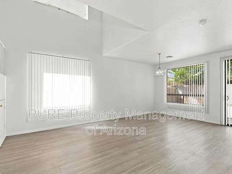 3 bed, 2.5 bath, 1654 sqft, $1,795 — Photo 2