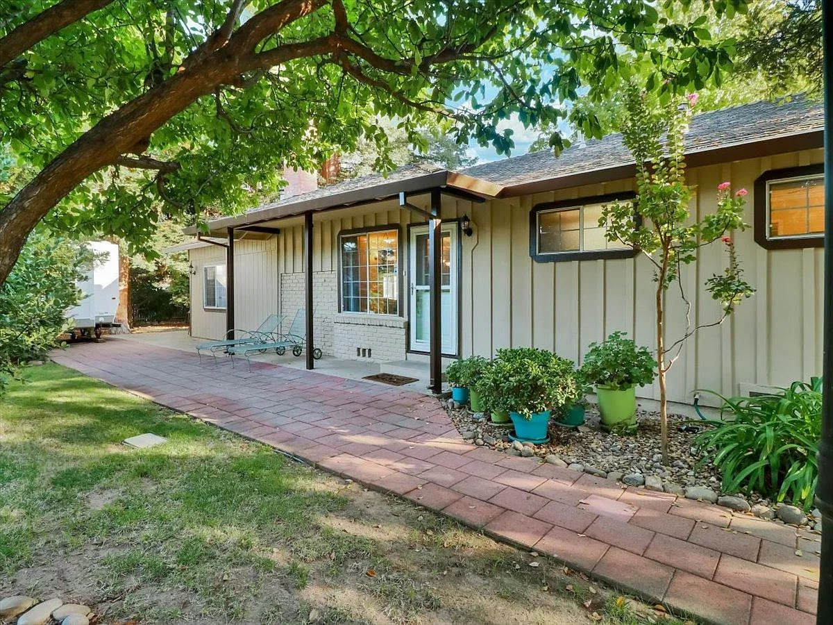 3030 Howe Ave photo 1