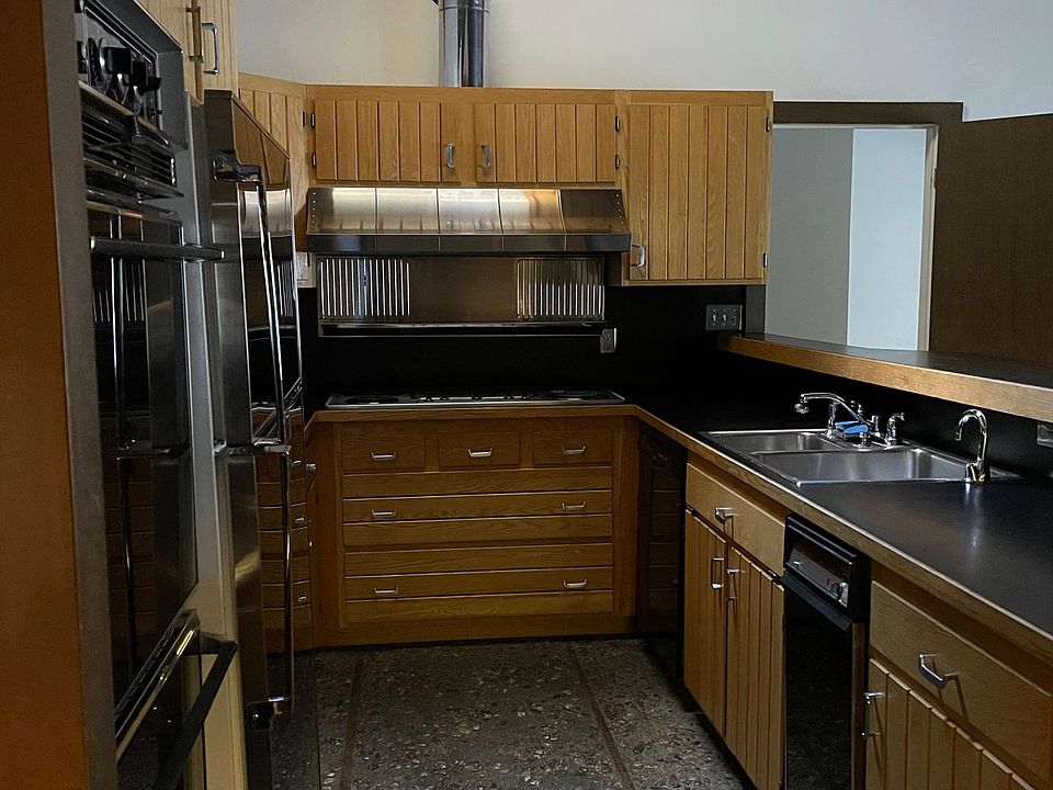Well organized kitchen with lots of storage space