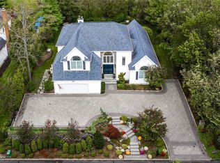 11 Hunting Hollow Ct, Dix Hills, NY 11746