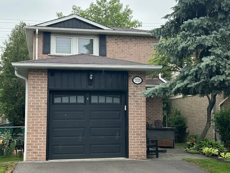7025 Hickling Cres — Photo 1