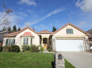 10404 E Fieldstone Ave, Clovis, CA 93619