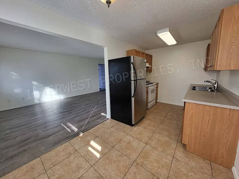 4700 Falls View Ave — Photo 7