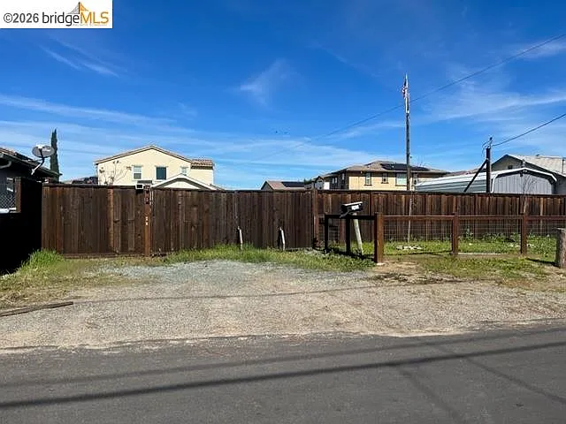 190 Raye Ave photo 1