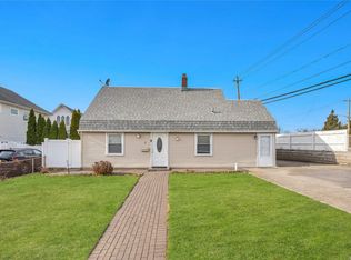 2 Ranch Ln, Levittown, NY 11756