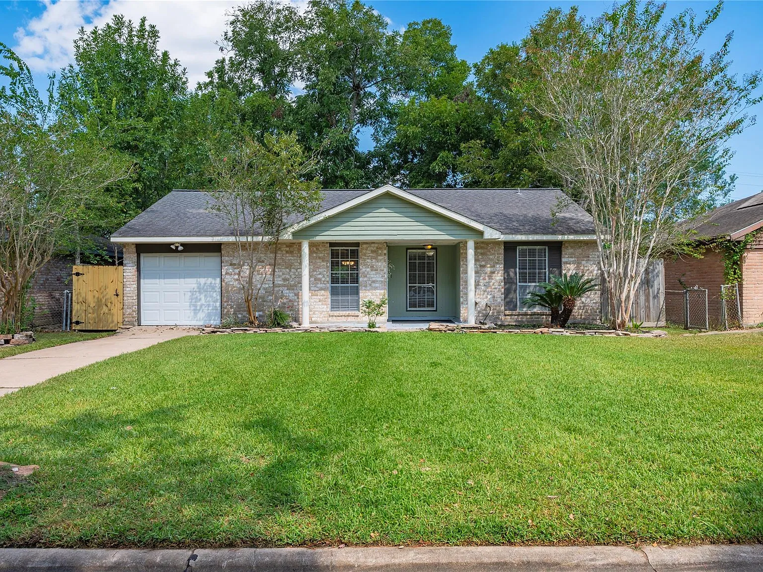 3 bed, 1.5 bath, 1049 sqft, $1,850 — Photo 2