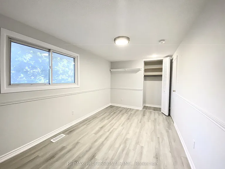 77 Roseneath Cres #UPPER — Photo 15