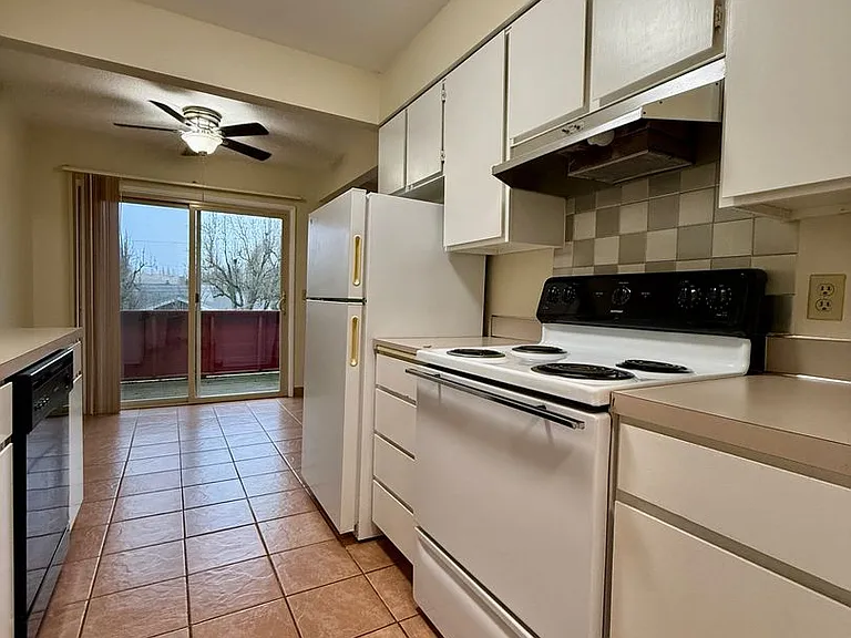 Vintage Upstairs 2 Bedroom With Patio In Hollywood District ~ Near It All! Off Street Parking~ Pe... — Photo 7