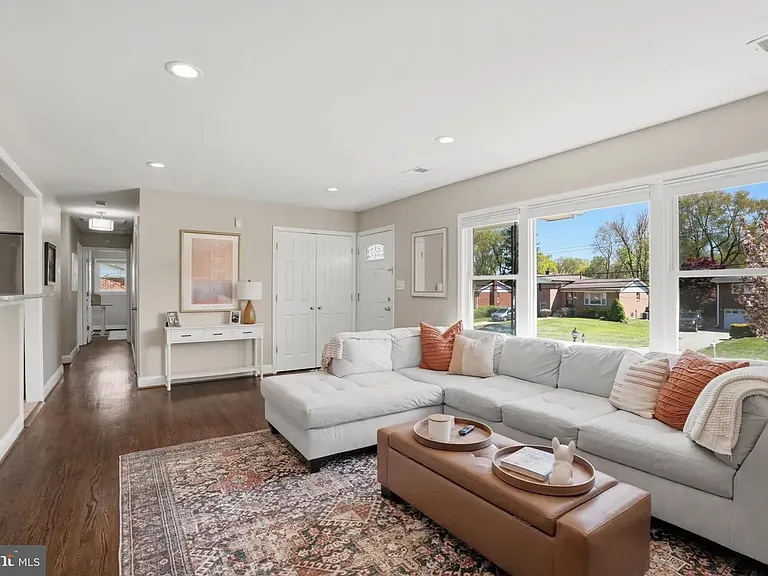 810 Venice Dr — Photo 3