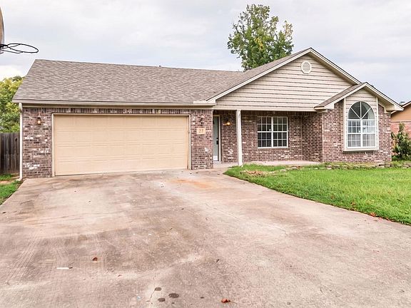 3rd image of 12 Red Oak Dr