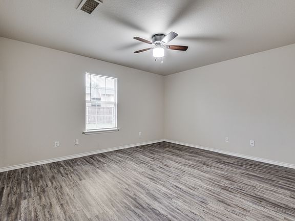 3rd image of 321 Queens Ct S