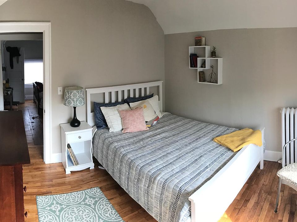 both bedrooms fit a queen bed