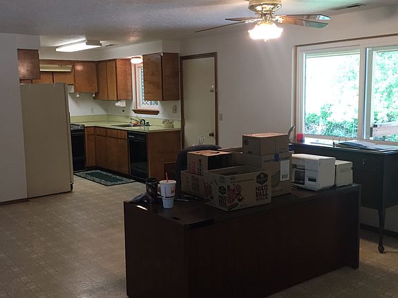 Dinning room w/ceiling fan