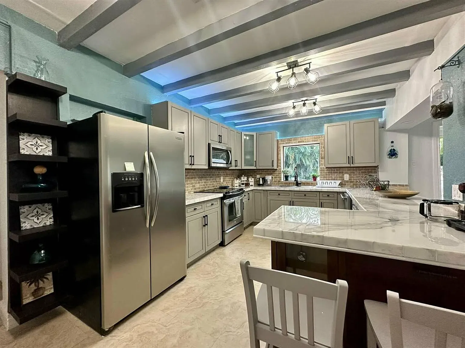 4 bed, 4.0 bath, 1900 sqft, $4,350 — Photo 3
