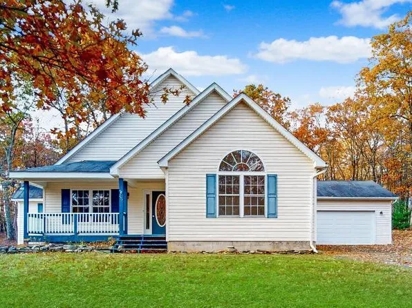 275 Water Forest Dr, Dingmans Ferry, PA 18328