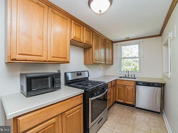 3rd image of 2335 Bond Ave