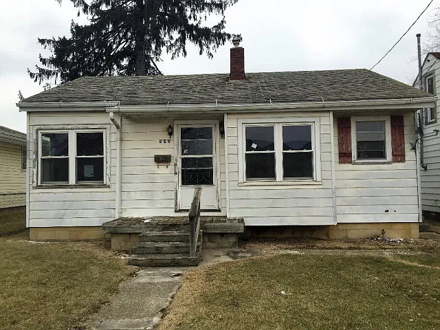 542 Universal Ave photo 1