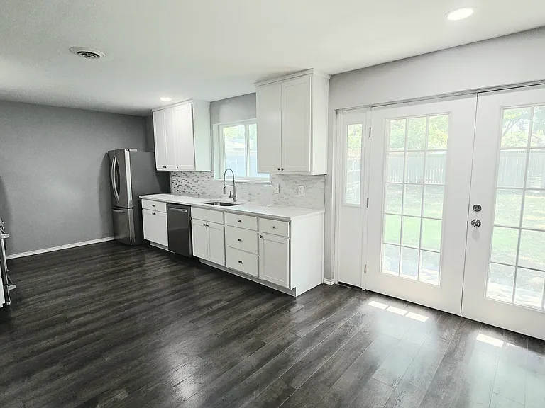 305 Dublin Dr — Photo 6