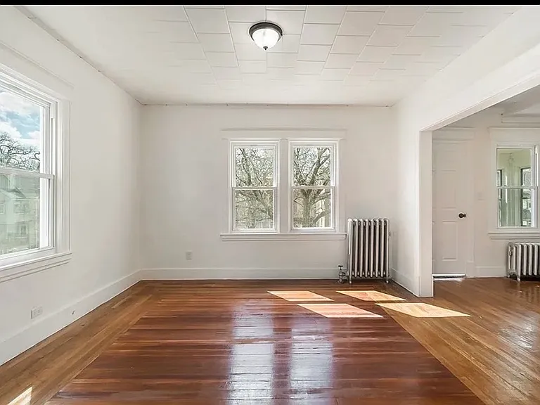209-211 Oak Grove Ave #2 — Photo 2